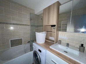 Haartrockner, Handtücher, Seife, Toilettenpapier