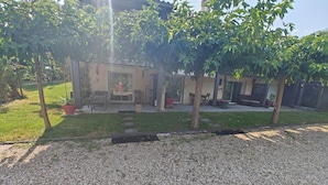 A building with a patio area, outdoor seating, and a gravel path. - Just 9 minutes from Bordeaux: a getaway along the Garonne River at the 4-star Latresne vacation rental (Latresne)