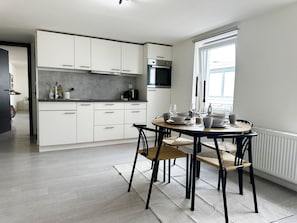 Kühlschrank, Mikrowelle, Ofen, Herdplatte