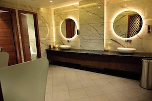 Dusche, kostenlose Toilettenartikel, Handtücher