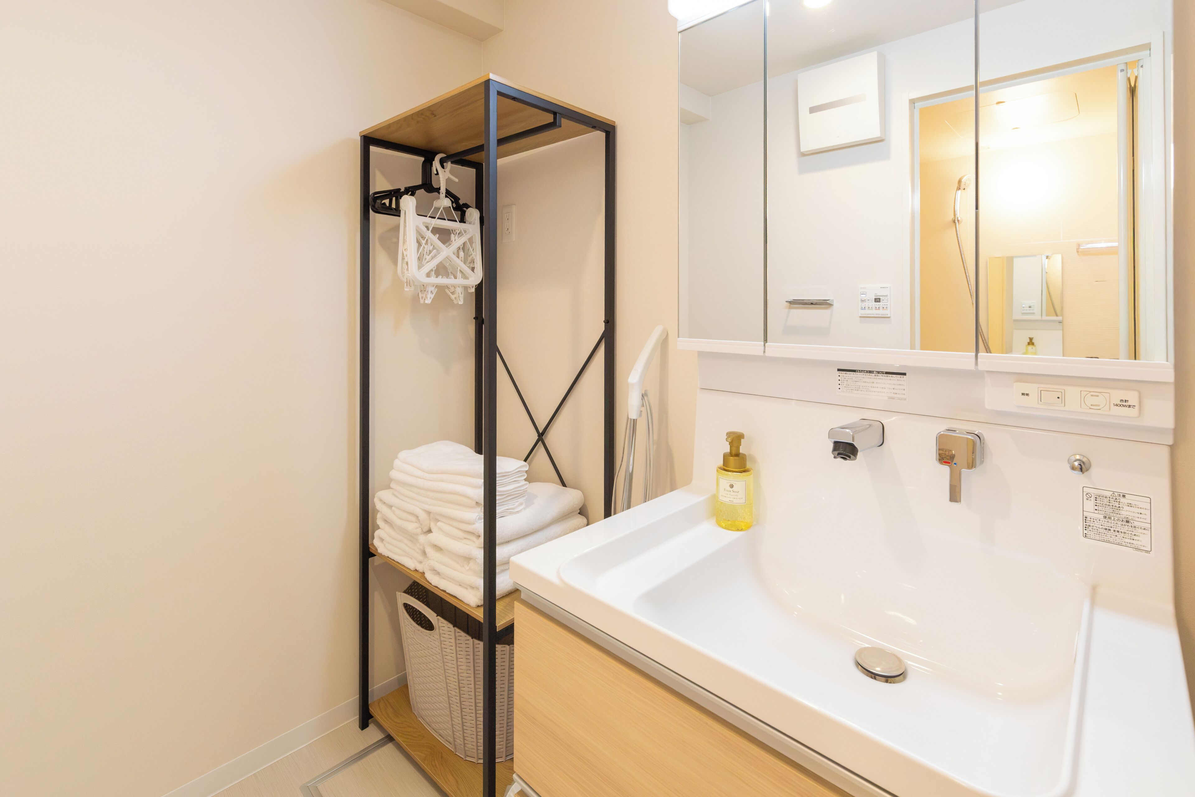 Chambre Confort, non-fumeur | Salle de bain | Articles de toilette (gratuits), séchoir à cheveux, serviettes fournies