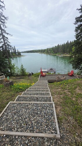 Silver Fox Lakehouse | Lakefront, Hot Tub & Pet Friendly