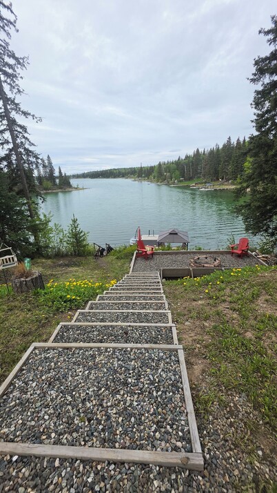 Silver Fox Lakehouse | Lakefront, Hot Tub & Pet Friendly