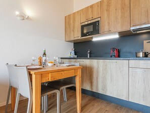 Kjøleskap, mikrobølgeovn, oppvaskmaskin og kjøkkenutstyr