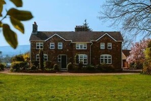 Exterior - Beautiful 5 bedroom house with hot tub & fire pit (Llanwenarth)