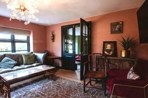 TV, fireplace, ping pong - Beautiful 5 bedroom house with hot tub & fire pit (Llanwenarth)