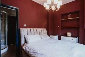 5 bedrooms, iron/ironing board, WiFi, bed sheets - Beautiful 5 bedroom house with hot tub & fire pit (Llanwenarth)