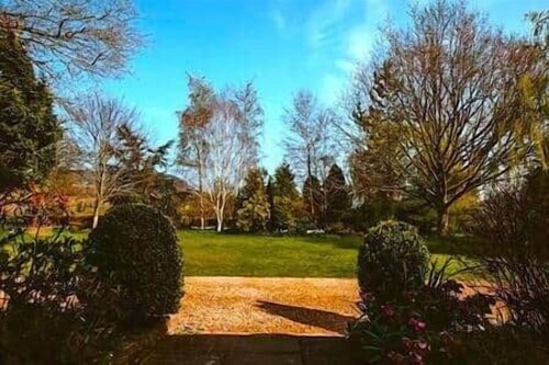 Beautiful 5 bedroom house with hot tub & fire pit