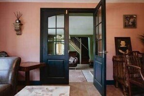 Interior - Beautiful 5 bedroom house with hot tub & fire pit (Llanwenarth)