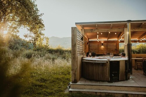 Beautiful 5 bedroom house with hot tub & fire pit