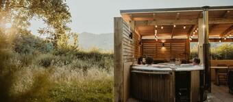 Beautiful 5 bedroom house with hot tub & fire pit