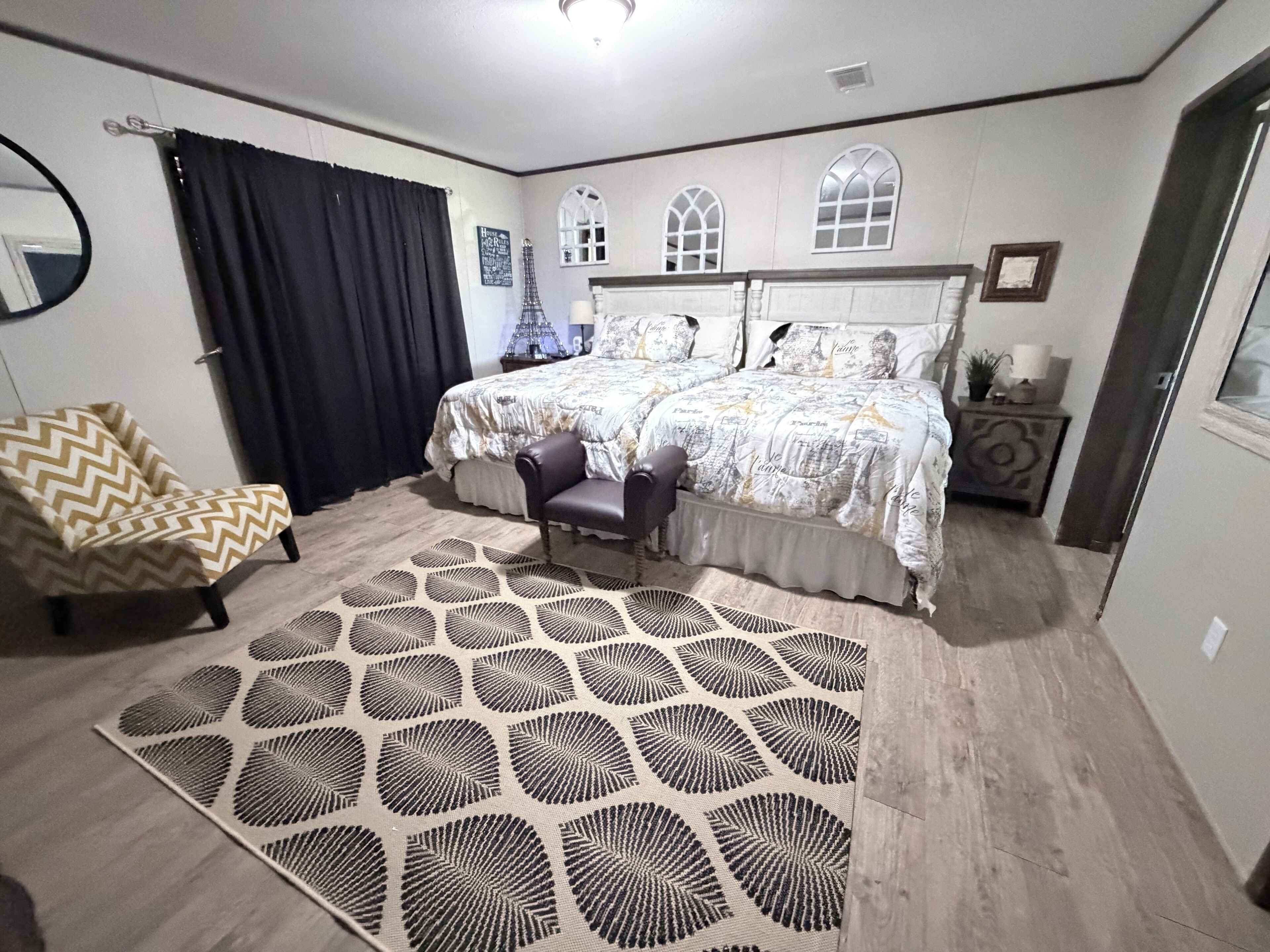 5 bedrooms, iron/ironing board, WiFi, bed sheets