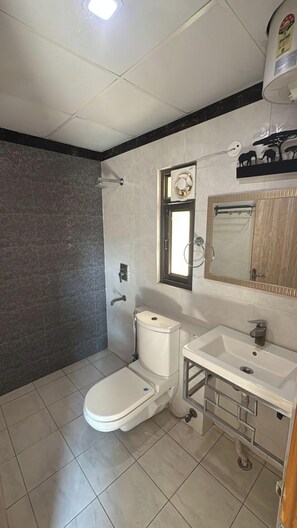 Signature-Doppelzimmer, Stadtblick | Badezimmer | Dusche, kostenlose Toilettenartikel, Handtücher