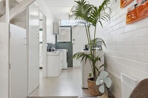 Fridge, microwave, oven, stovetop - Warm Mid century modern 2BR, 8 mins from CBD (New Town)