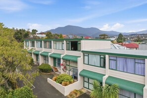 Exterior - Warm Mid century modern 2BR, 8 mins from CBD (New Town)