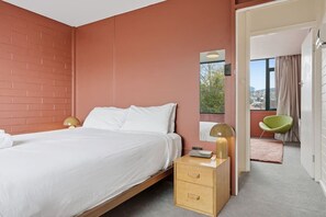 Iron/ironing board, WiFi, bed sheets - Warm Mid century modern 2BR, 8 mins from CBD (New Town)