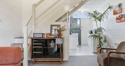 Warm Mid century modern 2BR, 8 mins from CBD