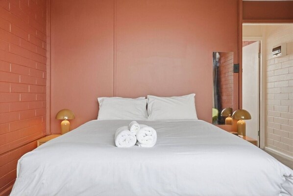 Room - Warm Mid century modern 2BR, 8 mins from CBD (New Town)