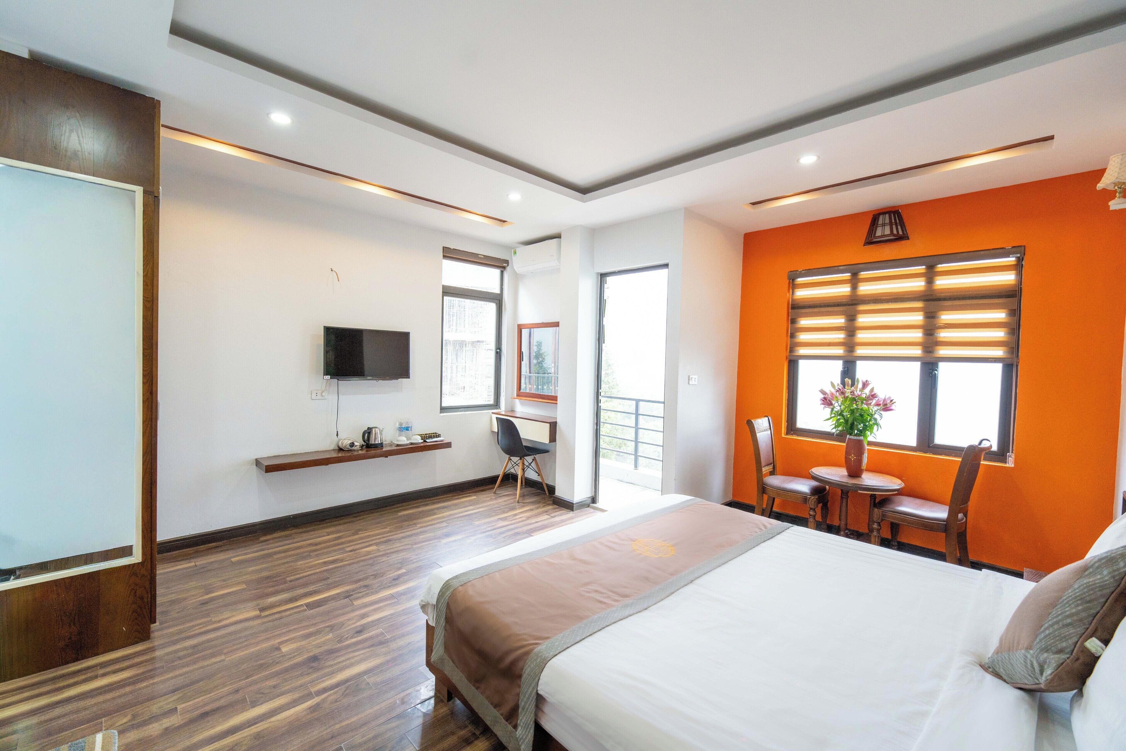 Quarto casal luxo, vista para a montanha | Roupas de cama premium, espaço de trabalho para notebook