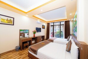 Quarto quádruplo luxo, sacada, vista para a cidade | Roupas de cama premium, espaço de trabalho para notebook