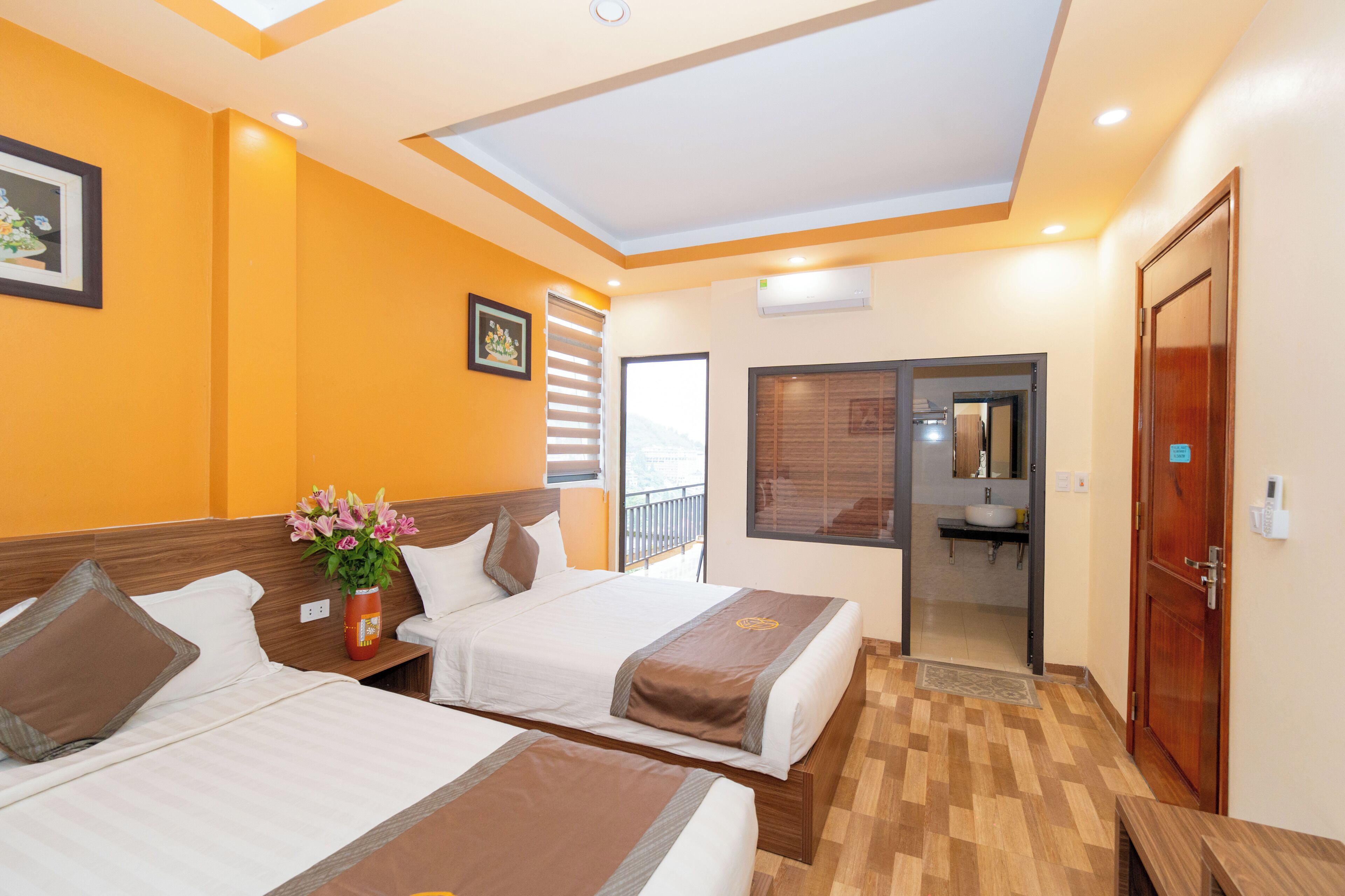 Quarto quádruplo luxo, vista para a montanha | Roupas de cama premium, espaço de trabalho para notebook