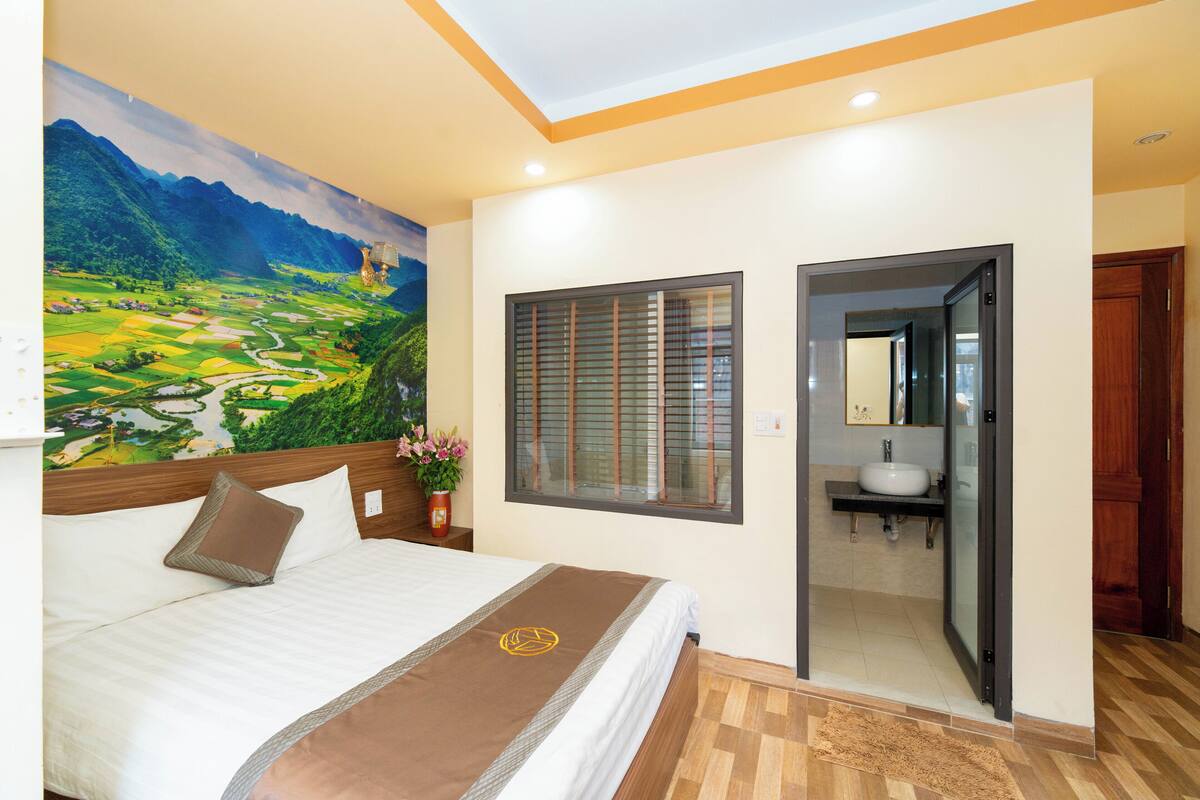 Ropa de cama de alta calidad y espacio para trabajar con laptop 