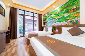 Quarto quádruplo luxo, sacada, vista para a cidade | Roupas de cama premium, espaço de trabalho para notebook
