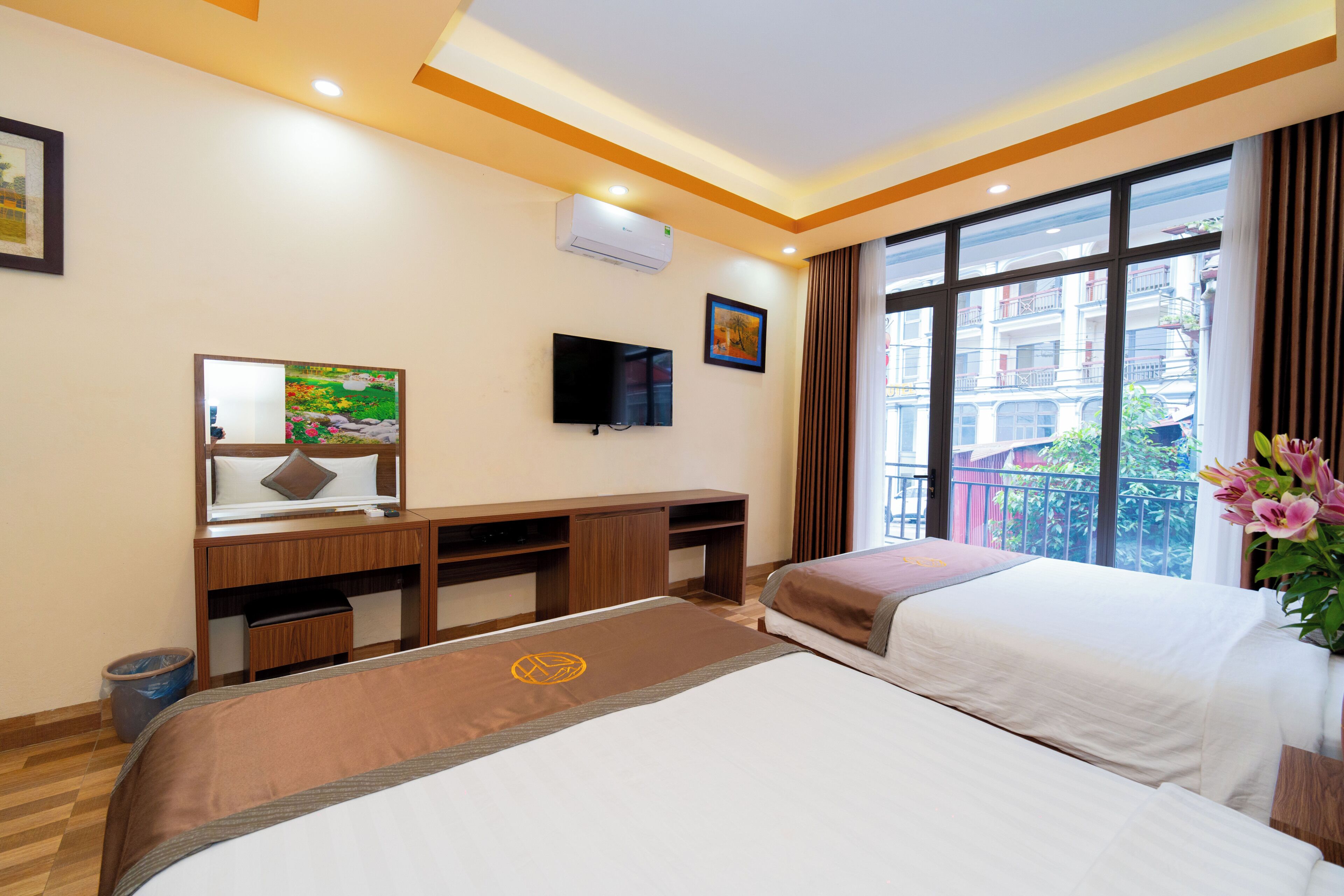 Quarto quádruplo luxo, sacada, vista para a cidade | Roupas de cama premium, espaço de trabalho para notebook