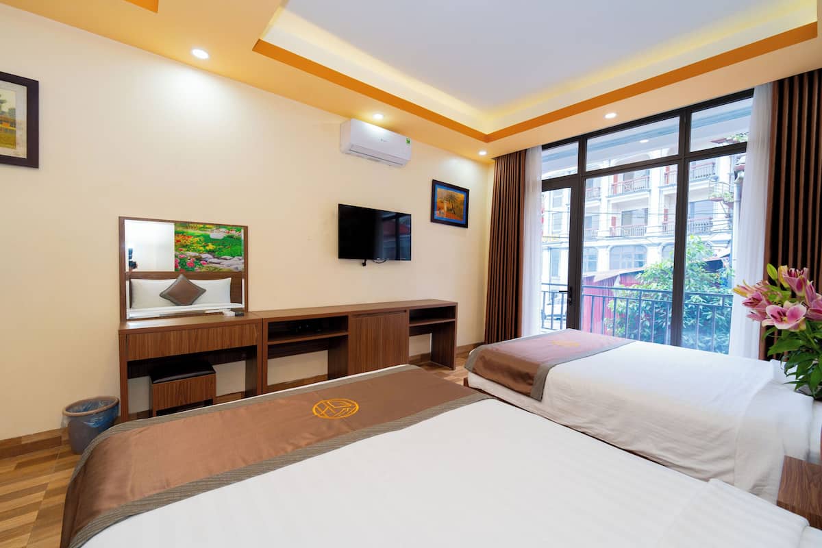 Ropa de cama de alta calidad y espacio para trabajar con laptop