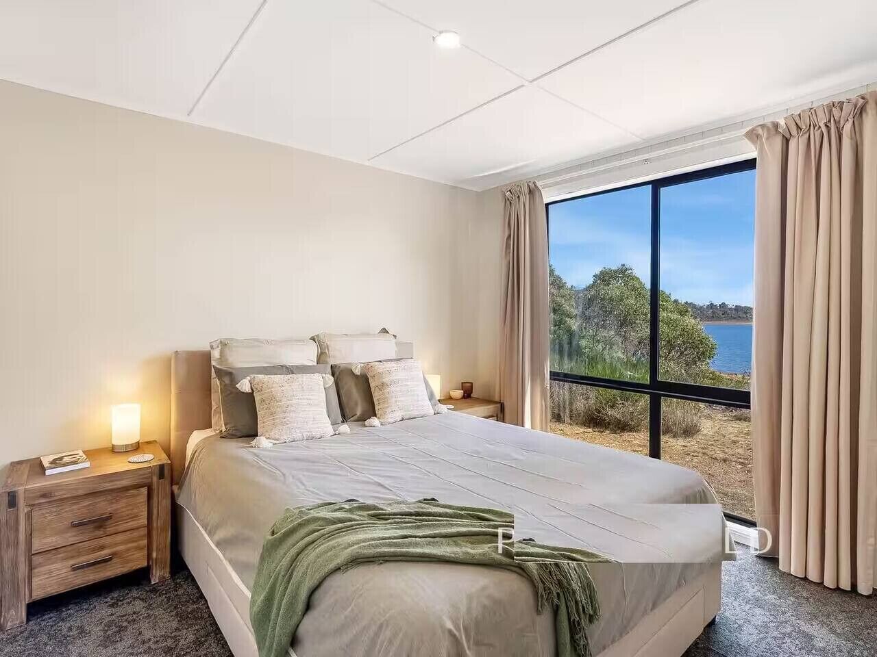 Travel cot, WiFi, bed sheets