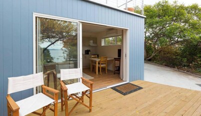 Garden Apartment - beside the sea!