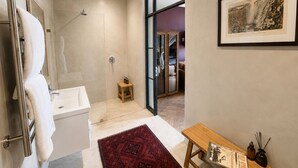 Shower, hair dryer, towels, soap - Blix Inn (Stellenbosch)