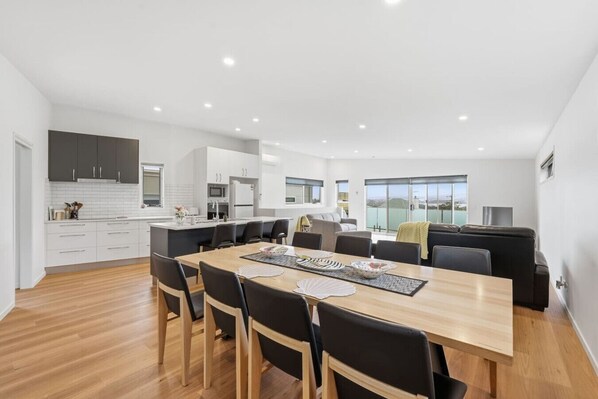 Dining - Stylish Rosetta Waterview Stay (Rosetta)