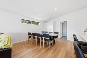 Dining - Stylish Rosetta Waterview Stay (Rosetta)