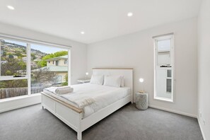 Iron/ironing board, travel cot, WiFi, bed sheets - Stylish Rosetta Waterview Stay (Rosetta)