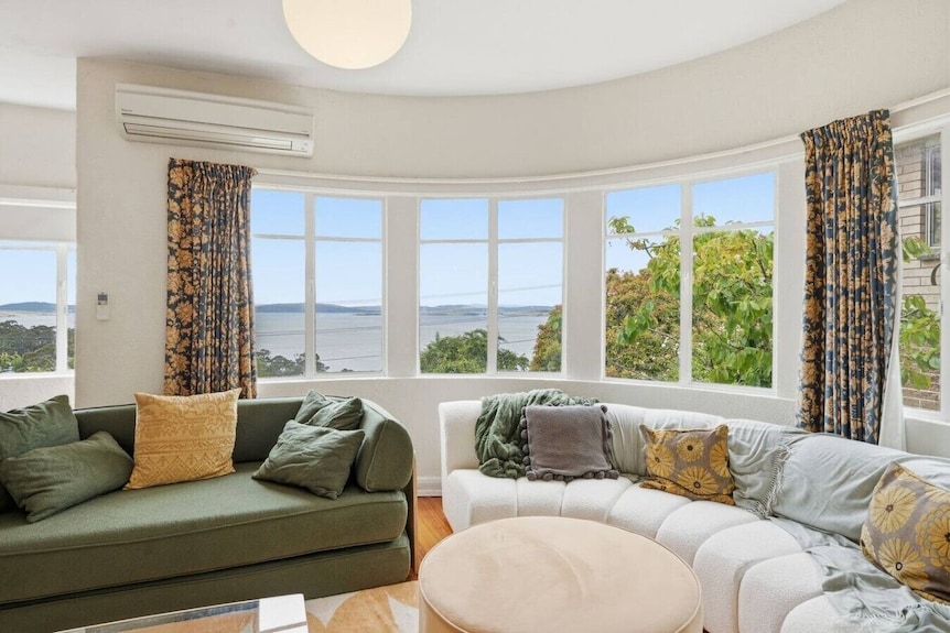 Retro Haven With River Views - Hobart