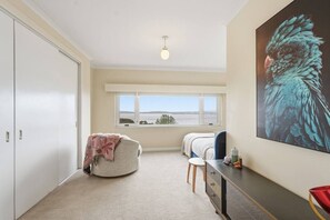 Desk, iron/ironing board, travel cot, WiFi - Retro Haven with River Views (Taroona)