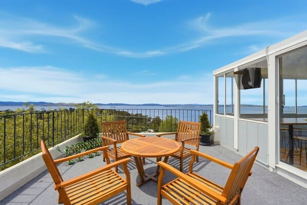Outdoor dining - Retro Haven with River Views (Taroona)