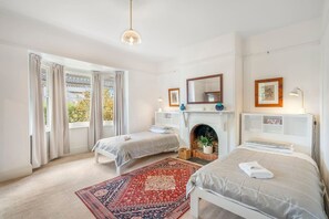 Desk, iron/ironing board, travel cot, WiFi - `Landport` Charming Historic Home, Modern Comforts (New Town)