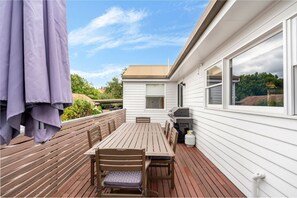 Outdoor dining - `Landport` Charming Historic Home, Modern Comforts (New Town)