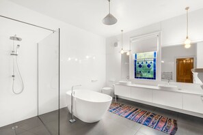 Hair dryer - `Landport` Charming Historic Home, Modern Comforts (New Town)