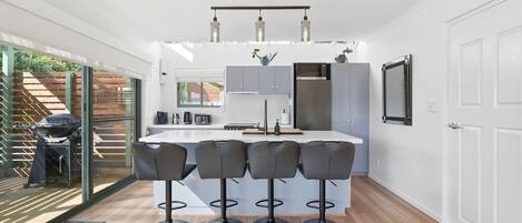 Cafeteira/chaleira, micro-ondas, fogão, cooktop