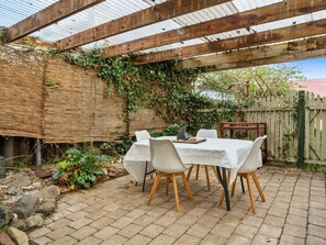 Outdoor dining - Roope Cottage-Location, Free WiFi & Parking (New Town)