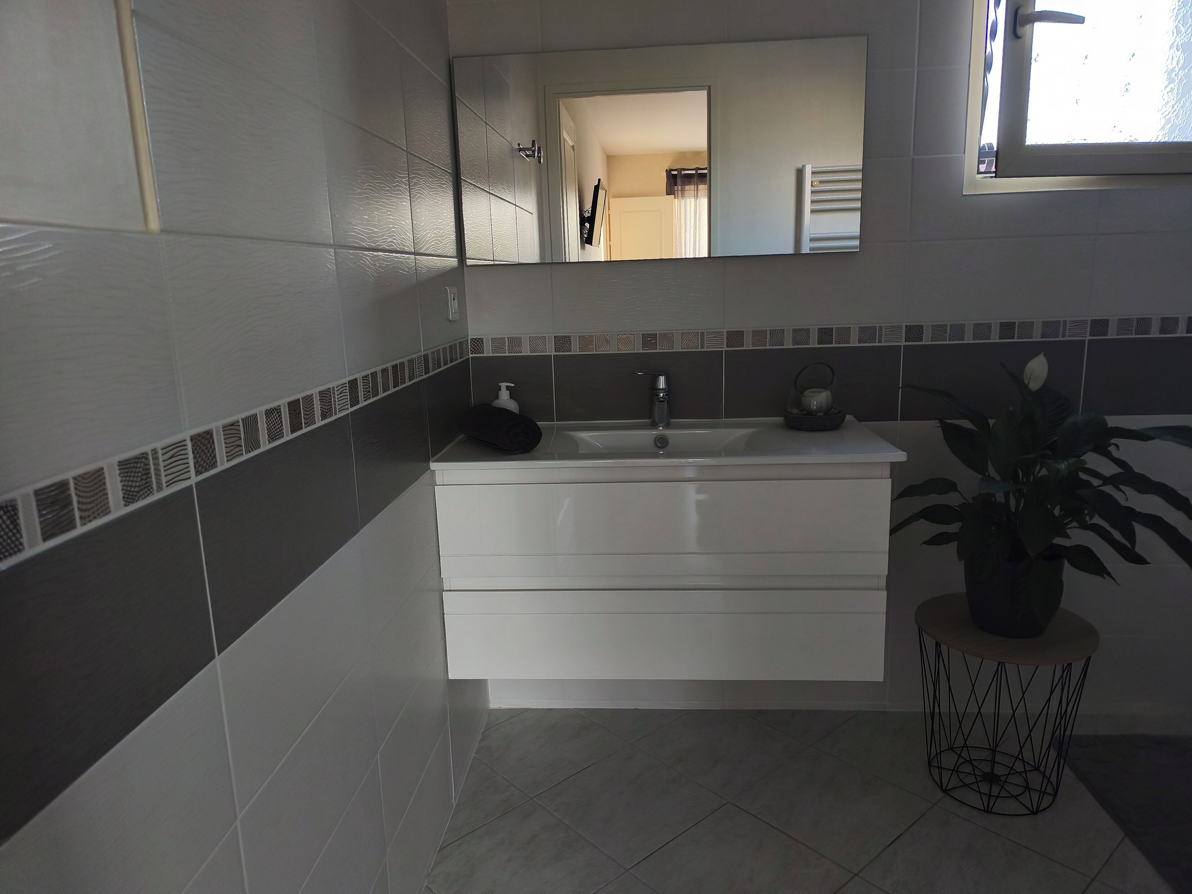 Een douche, een haardroger, handdoeken, toiletpapier