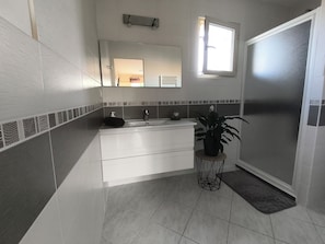 Shower, hair dryer, towels, toilet paper