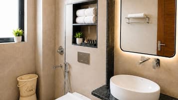 Ducha, artículos de higiene personal gratuitos, jabón y papel higiénico