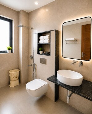 Shower, perlengkapan mandi gratis, sabun, dan tisu toilet