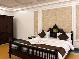 Escritorio, cortinas opacas, tabla de planchar con plancha