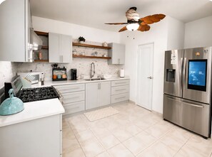 Wasserkocher mit Kaffee-/Teezubehör, Kühlschrank, Mikrowelle, Ofen