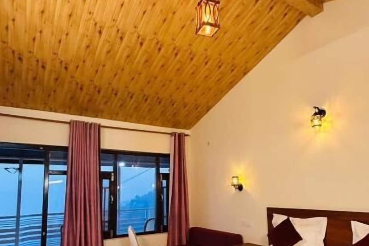 Chambre double, balcon, vue sur la montagne | Bureau, espace de travail pour ordinateurs portables